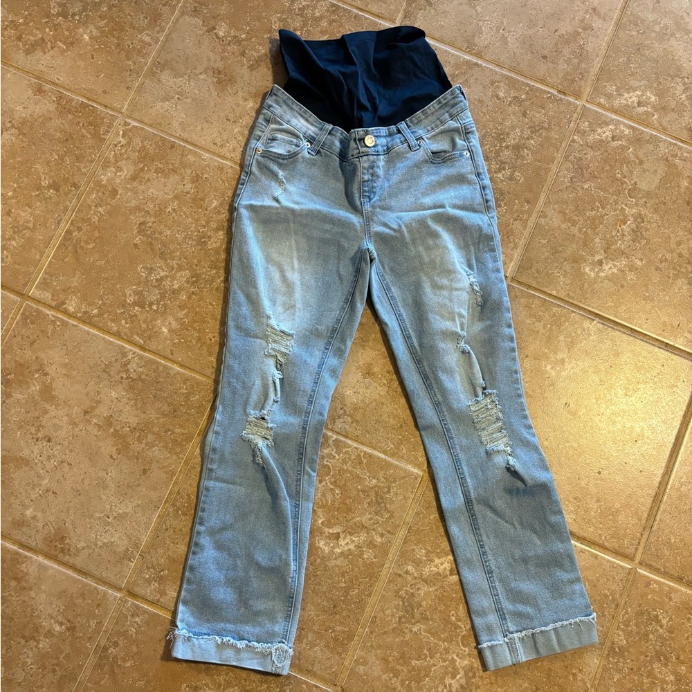 Women cropped maternity jeans. NWOT. Never worn. Size 8-10.